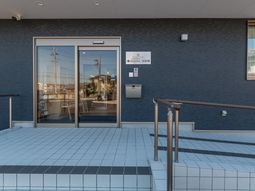 手すり付きの玄関