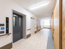 手すりがある廊下