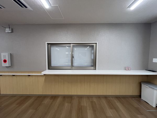 窓口のあるカウンター