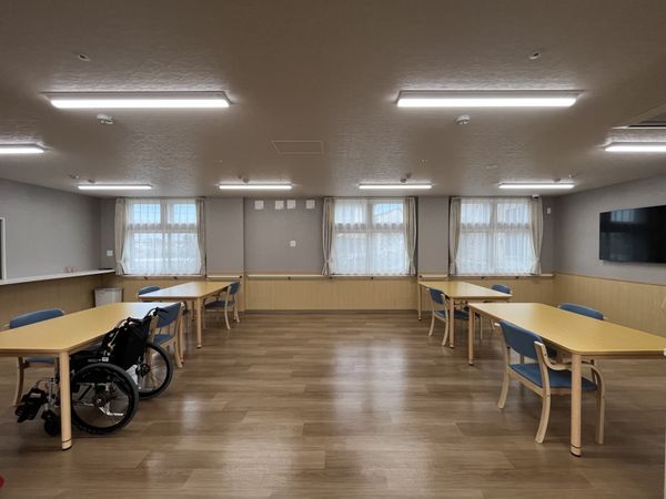 自然光が入る食堂  