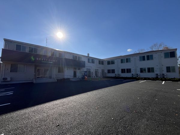 広々とした建物外観