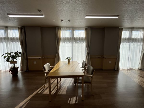 自然光が差し込むダイニングルーム