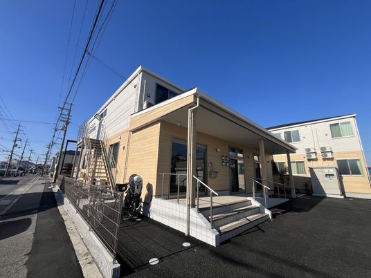 明るい外観の建物