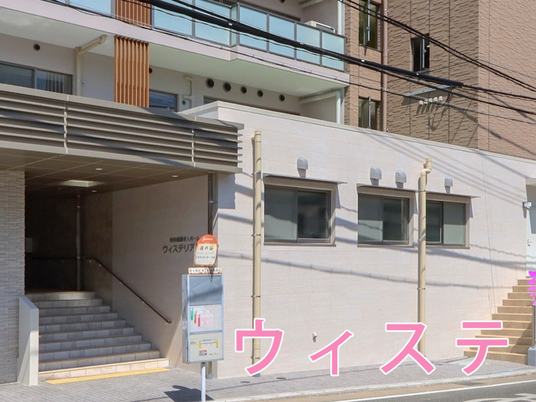 施設外観の出入口  