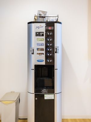 ドリンク機械のある休憩室  