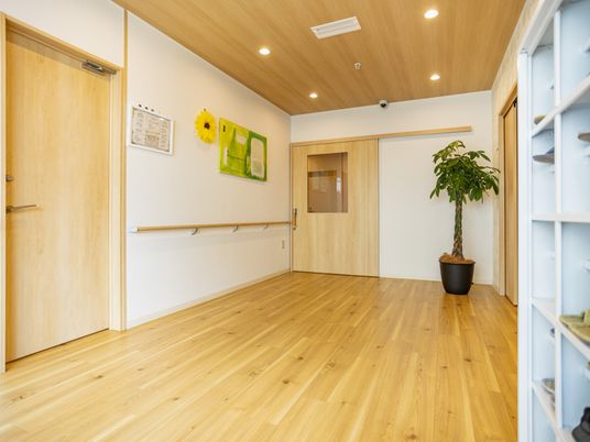 明るい廊下の出入口  