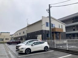 車が止まる建物外観