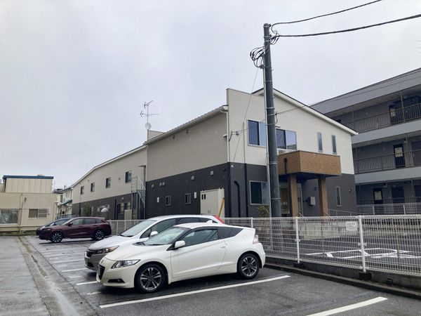 車が止まる建物外観