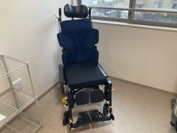調節可の椅子が置かれた部屋