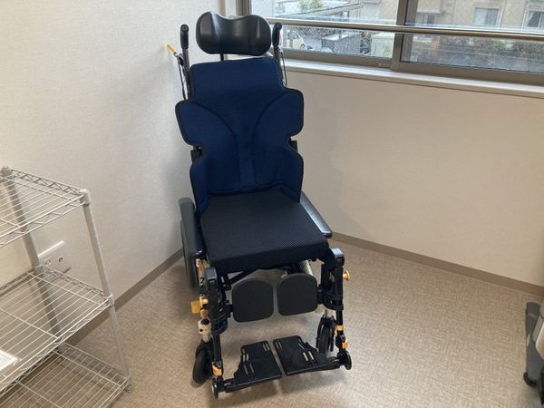 調節可の椅子が置かれた部屋