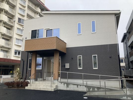 バリアフリー設計の建物外観