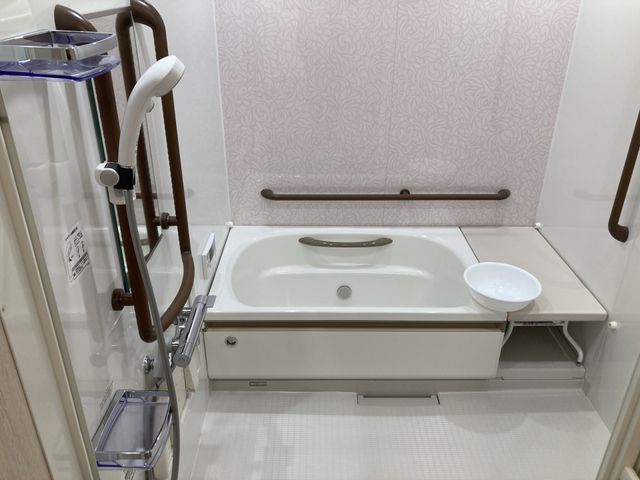 安全設備の整った浴室