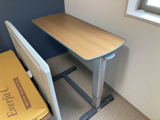 調整可能なベッドの側