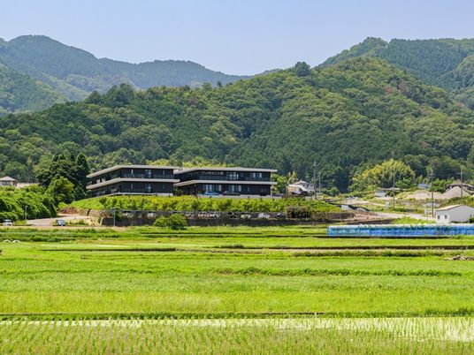 山あいの建物外観  