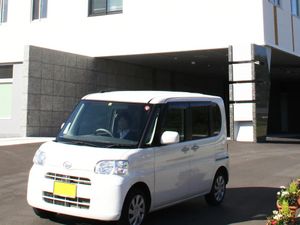 送迎車のある外観  