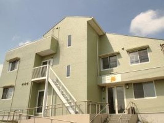 淡い緑の建物外観  