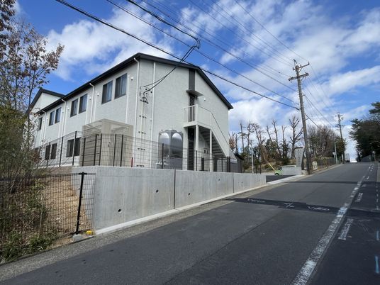 白い外壁の建物外観