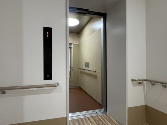 安全で明るいエレベーター