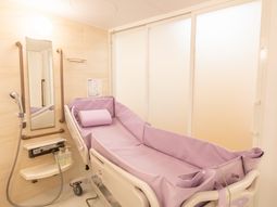 介護用浴槽のある浴室