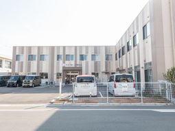 明るい外観の施設