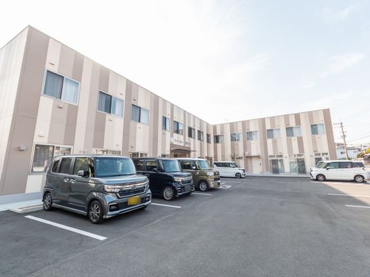 駐車場と建物の外観