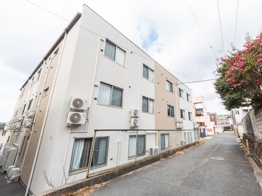 白い建物の外観