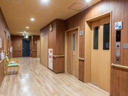 広い廊下とエレベーター