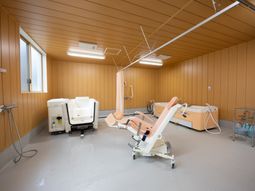 機能訓練室の入浴機器  
