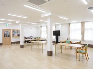 明るい食堂の様子  