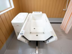 機能訓練用浴槽のある浴室