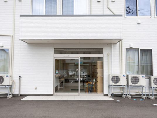 白い建物の正面玄関  