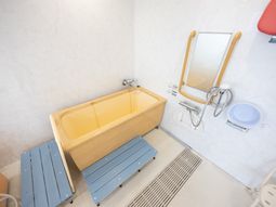 介護用浴室の浴槽  