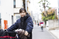 笑顔の女性と自転車通り