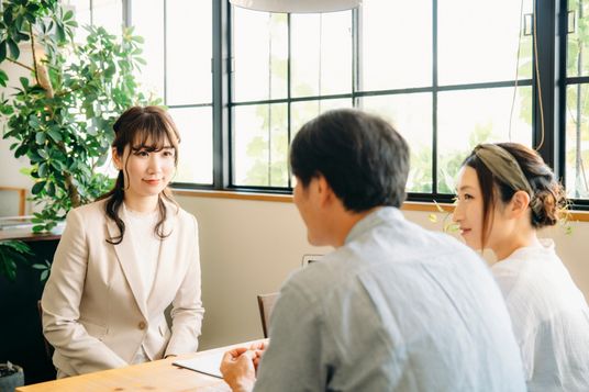 面談中の明るいラウンジ  