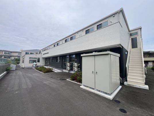 明るい建物外観  