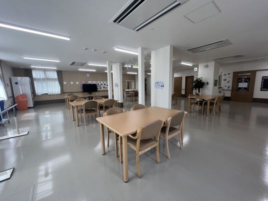 明るい食堂の様子  