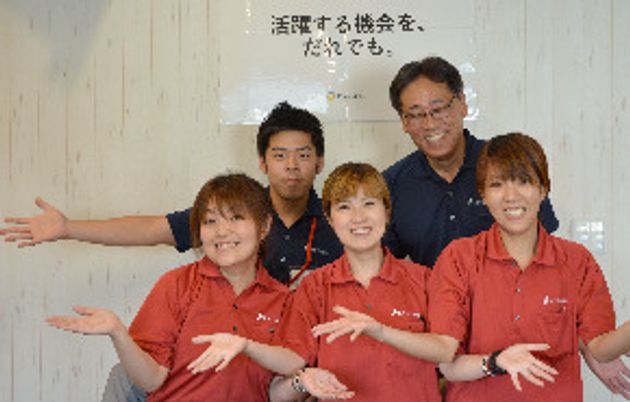 スタッフの集合写真