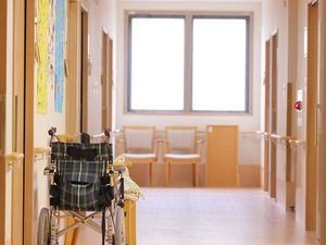 車椅子のある廊下  