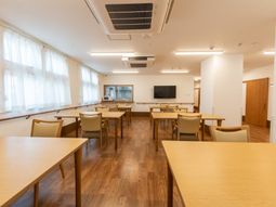明るいテーブルの部屋
