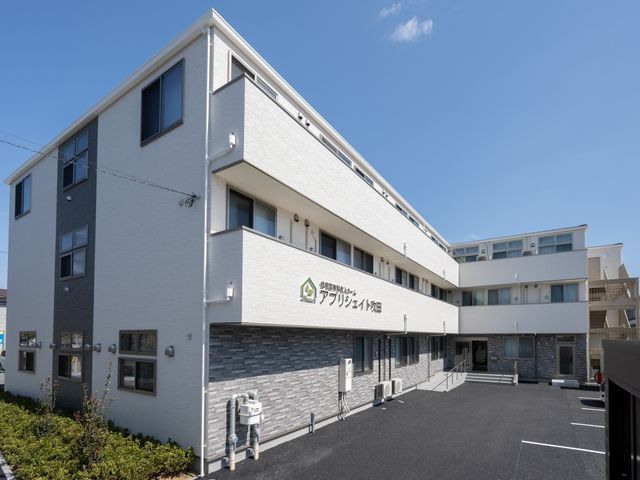 外観の建物 外観 広々とした駐車スペースを備えた現代的な施設です。快適に迎え入れる準備が整っています。