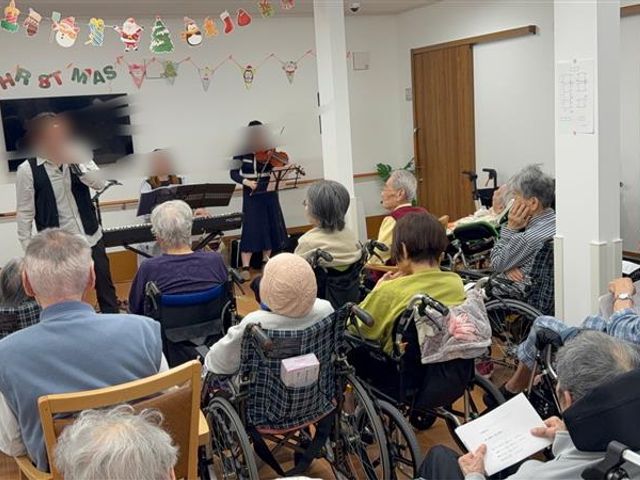 人々が集うホール ロビー 入居者が集まり、音楽を楽しむ和やかな空間です。楽しさあふれるアクティビティが実施されています。