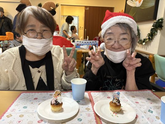 笑顔の人々とテーブル