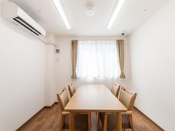 広いテーブルのある部屋