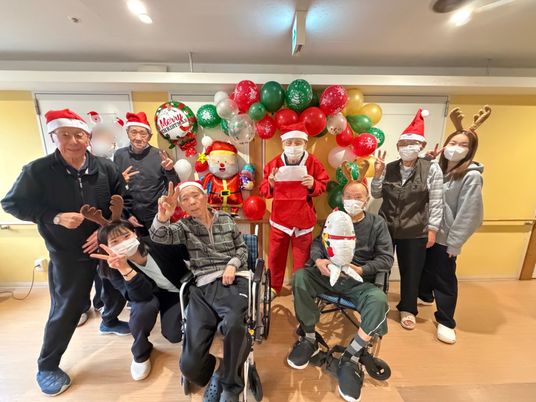 サンタの装飾がある室内