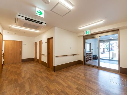 自然光が入る廊下