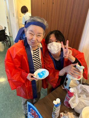 楽しそうな雰囲気の室内