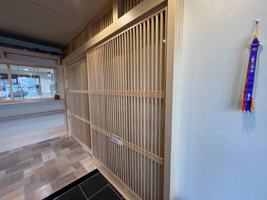 木製格子の扉