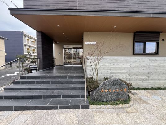 入口がある建物の外観