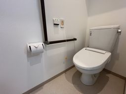 手すり付きのトイレ