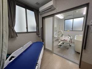 明るい室内の浴室